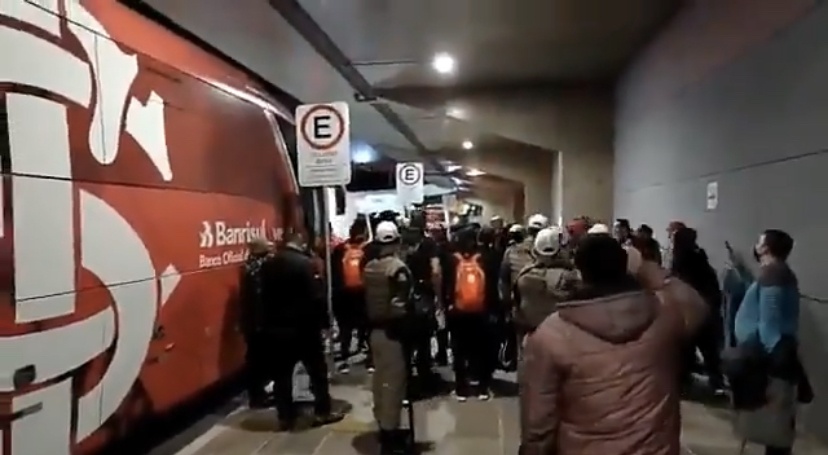 Retorno do Inter tem protesto, e clima esquenta com cobranças de torcedores no saguão do aeroporto; assista EDAF7527-BFDC-4A4B-87BD-635E2A23BFB5