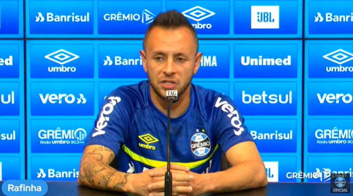 Rafinha é o único jogador do Grêmio a dar declaração após empate na Arena e garante que clube "vai sair dessa" Rafinha