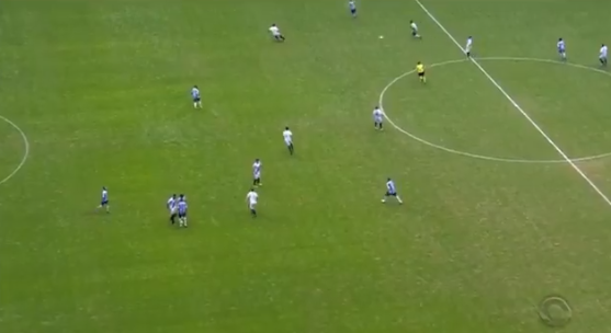 Discussão longe da jogada tira impedimento, e Léo Pereira faz golaço por cobertura para o Grêmio; assista Grêmio