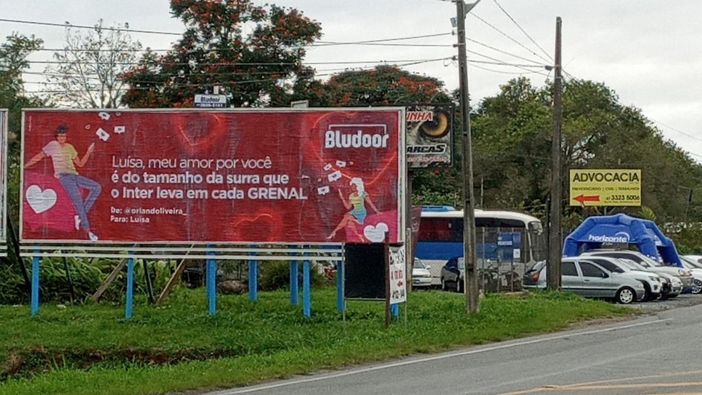 Outdoor viraliza com declaração romântica de gremista: "Meu amor é do tamanho da surra que o Inter leva em Gre-Nal" Outdoor