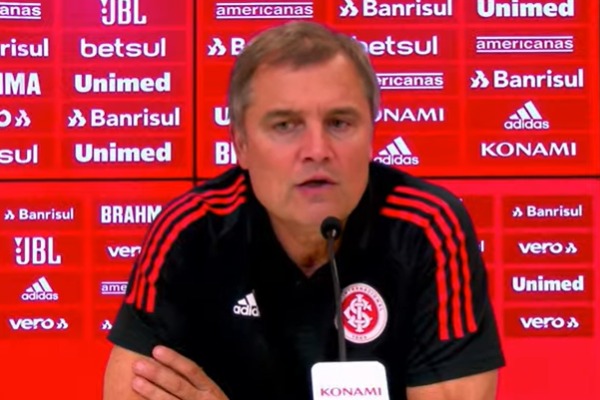Aguirre descarta falta de comprometimento e evita falar da vida noturna dos jogadores: "Não tenho informação" Aguirre