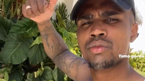 De folga do Grêmio, Douglas Costa posta sem camisa e ironiza críticas sobre forma física: "Estou gordo, graças a Deus" Douglas Costa