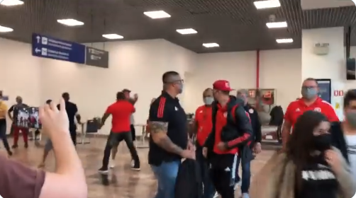Yuri Alberto e Rodrigo Dourado encaram torcedores que foram ao aeroporto fazer cobranças; Galhardo é ameaçado Galhardo