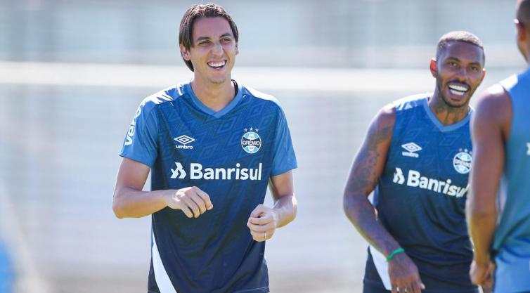 Destaque no Maracanã, Geromel posta trecho do hino do Grêmio no dia seguinte à primeira vitória no Brasileirão Geromel