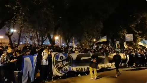 Torcida do Grêmio comparece em hotel, canta e apoia o time antes de nova tentativa de reação; veja vídeos Grêmio