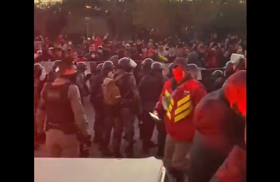 Rojões, palavras de ordem e segurança reforçada: torcida pressiona, e Inter vive clima tenso na ida ao Beira-Rio Inter