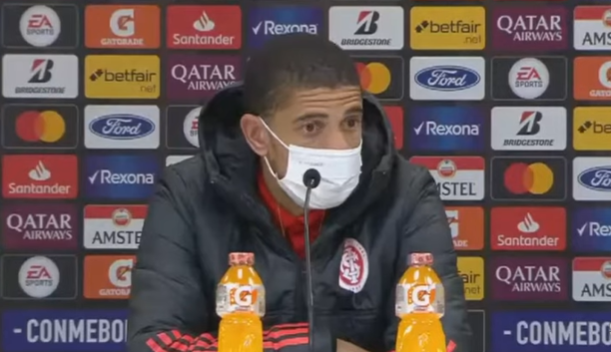 Taison diz que poderia ter seguido em campo e que substituição foi de ordem tática: "Não sou intocável" Taison