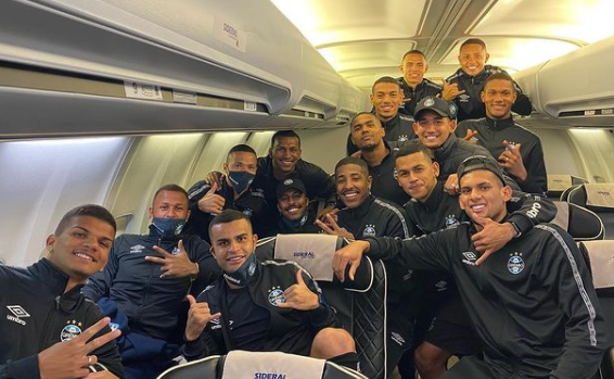 Antes de virar desfalque, Douglas Costa elogia "espírito" do Grêmio e deixa recado: "A tropa vai decolar" Douglas Costa