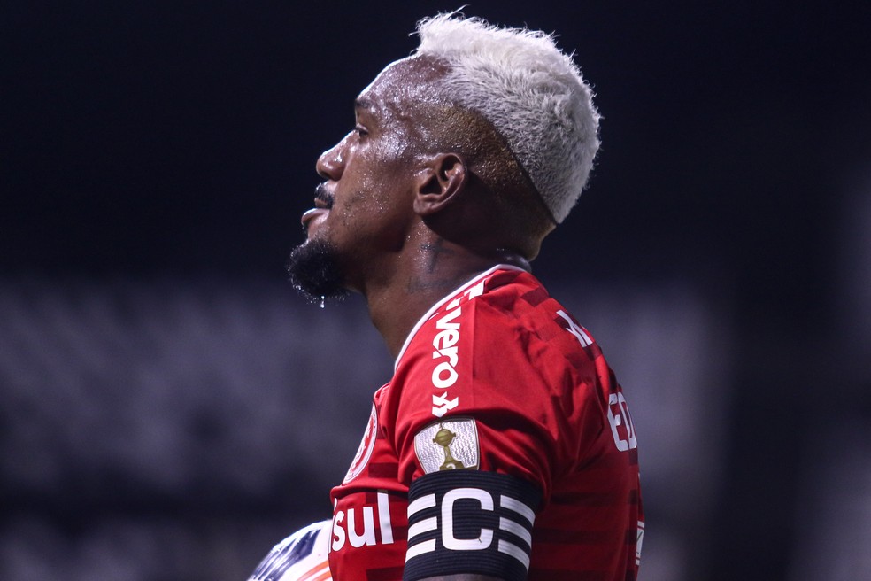 Edenilson retoma bom momento com gol e assistências, mas ainda tem desejo de deixar o Inter, diz site Edenilson
