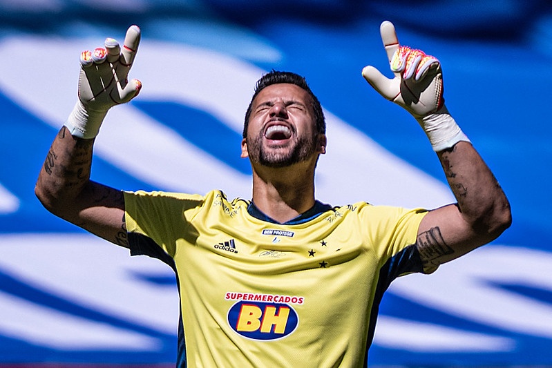 Grêmio encaminha a venda de meio-campista e recebe resposta do Cruzeiro pelo goleiro Fábio: "Não há a possibilidade" Fábio
