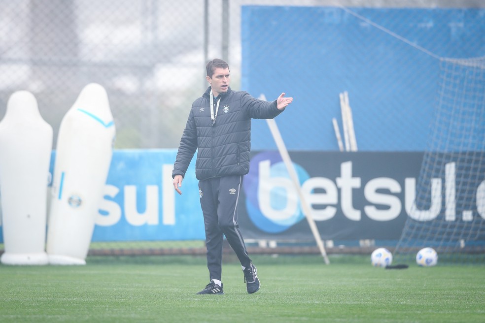Interino barra "cascudos" na lista de relacionados, nega cadeira cativa no time e quer Grêmio mais leve em campo Grêmio