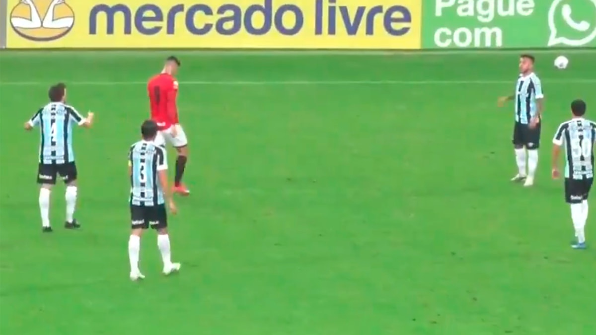Vídeo mostra discussão de Matheus Henrique com Kannemann e chute na bola; volante suspendeu conta no Twitter Matheus Henrique
