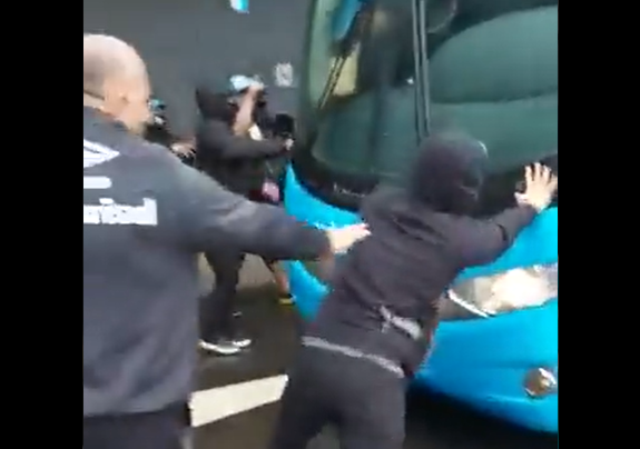 Protesto em frente ao ônibus e gritos no portão: como foi a manifestação de torcedores do Grêmio no aeroporto nesta segunda Grêmio