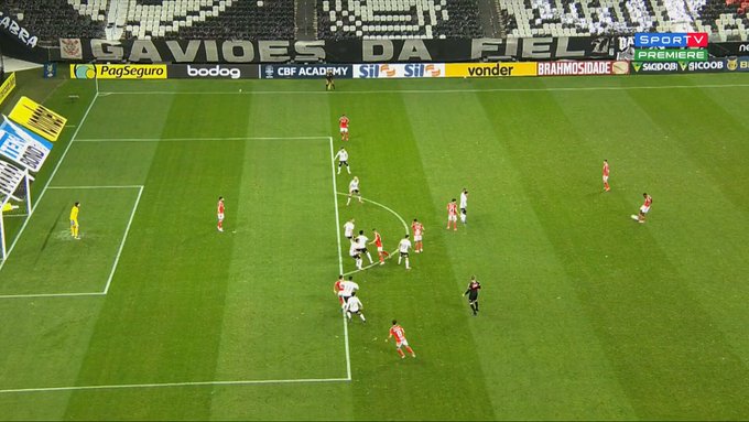 Tinga rebate reclamação do presidente do Corinthians sobre arbitragem: "Reembolso e ainda falta uns bons juros" Tinga
