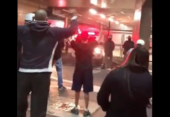 Torcedores recepcionam delegação do Inter com protestos no aeroporto e elegem dois principais alvos; veja vídeos Inter