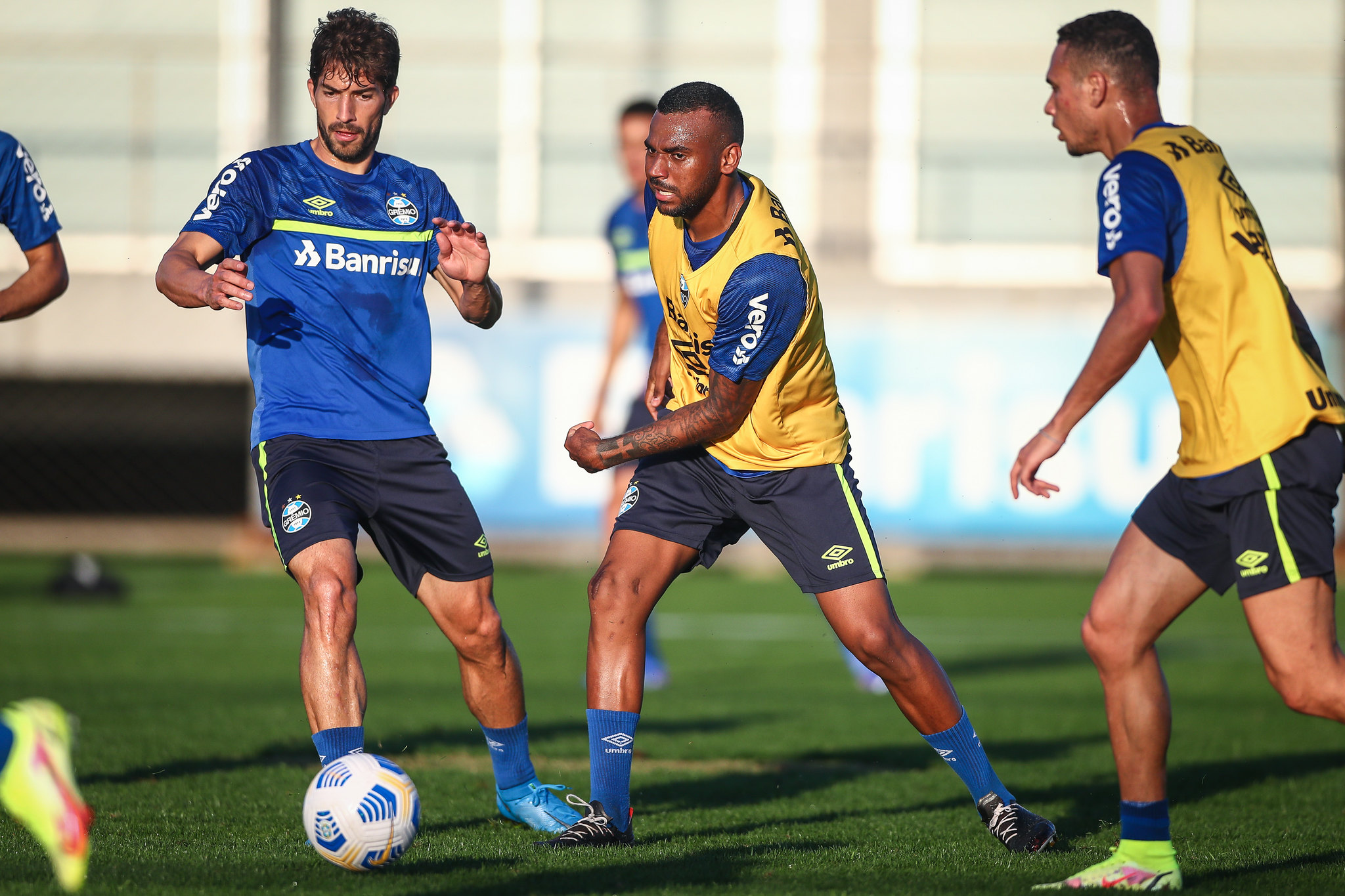 Pode atuar? Léo Gomes volta a ser relacionado depois de dois anos, e Grêmio tem planos para o seu retorno Leonardo Gomes - Grêmio