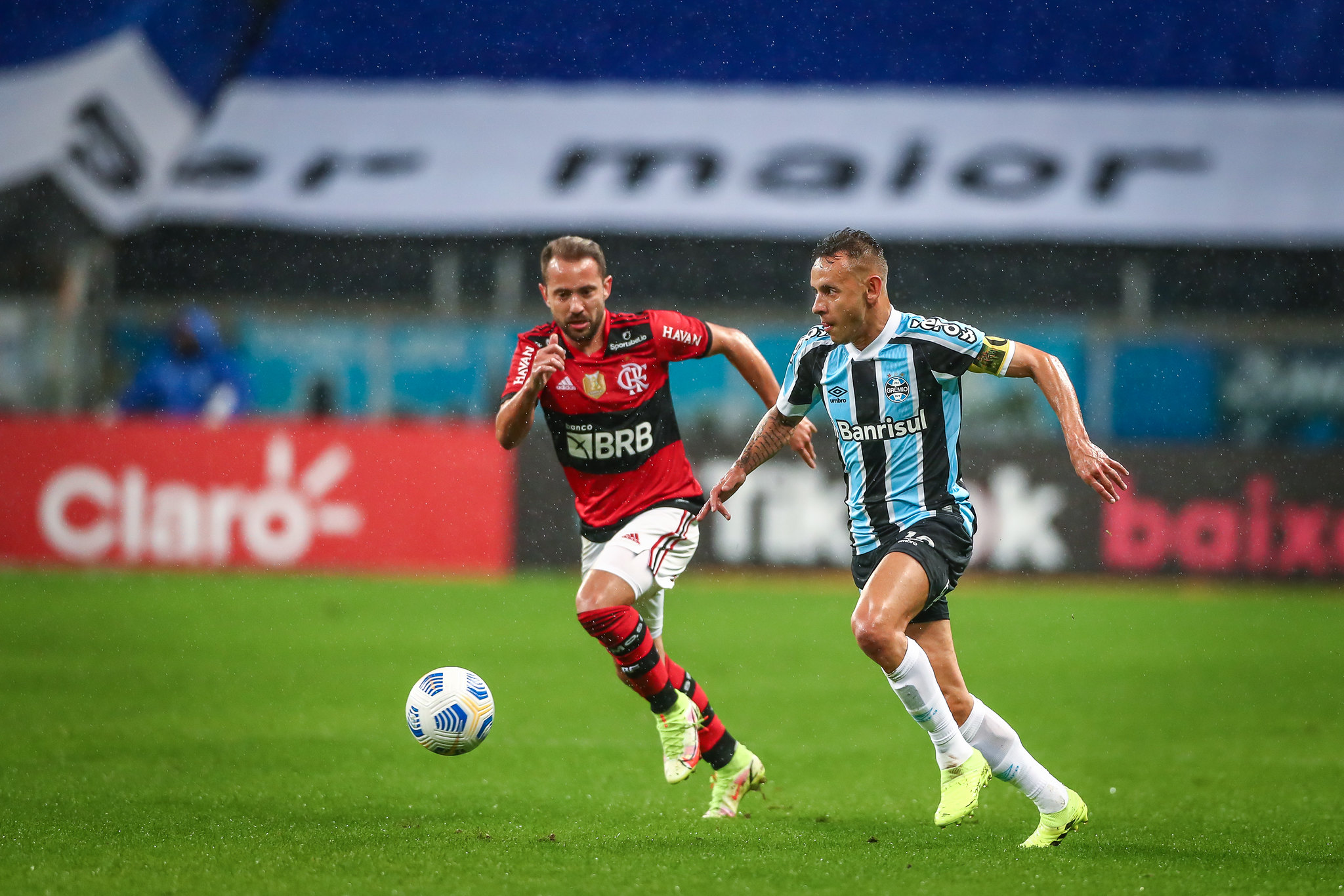 Rafinha esclarece boatos sobre saída e diz que ainda não conversou com o Grêmio: "Concentrado no meu trabalho" Rafinha