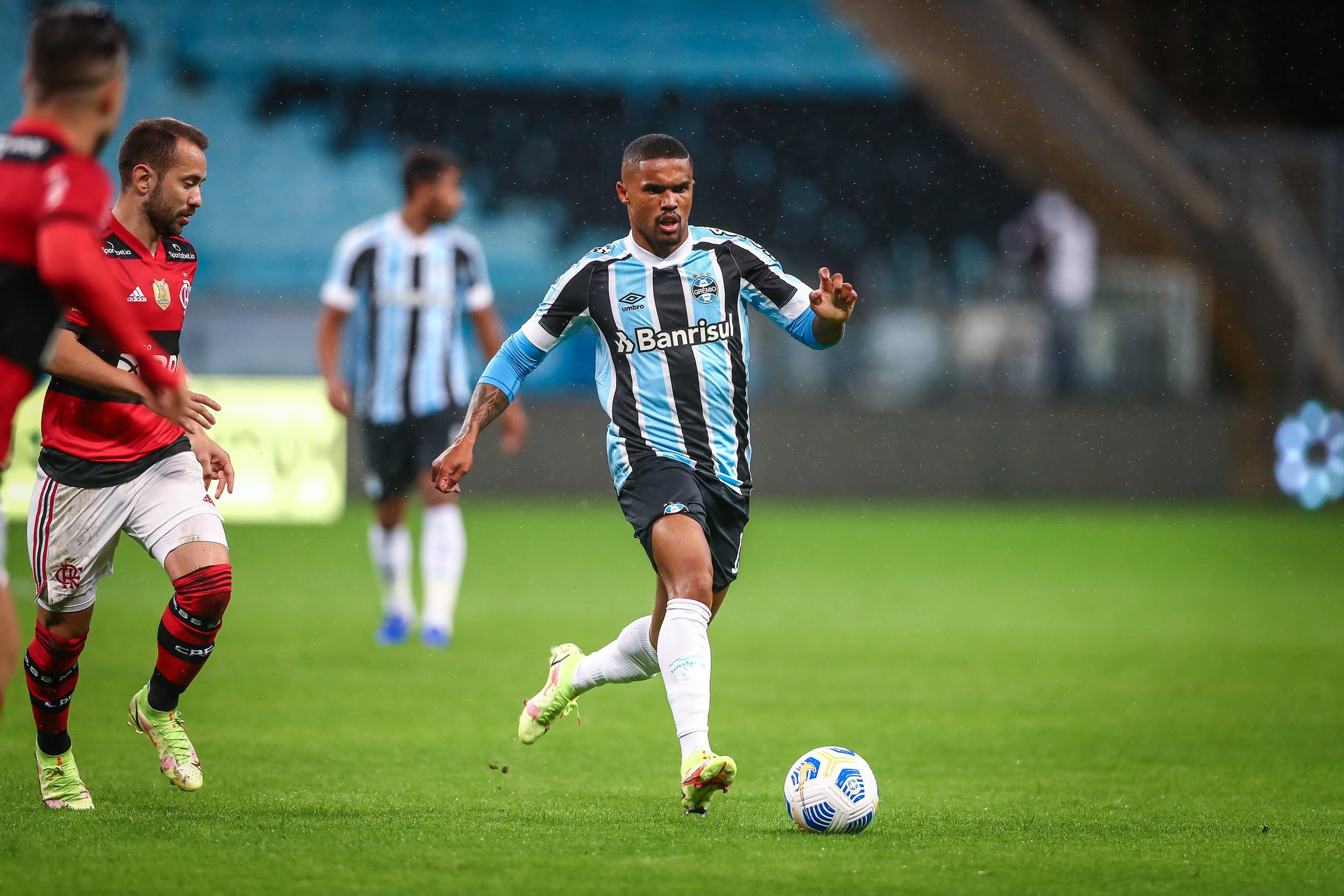 Reuniões, temor por Douglas Costa e confiança pelo 1° tempo: o dia seguinte do Grêmio após o trauma para o Flamengo Grêmio