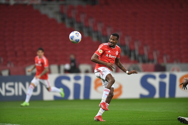 Comentarista do SporTV até faz elogios, mas vê Edenilson muito perto de deixar o Inter: "Não vai longe" Edenilson - Inter