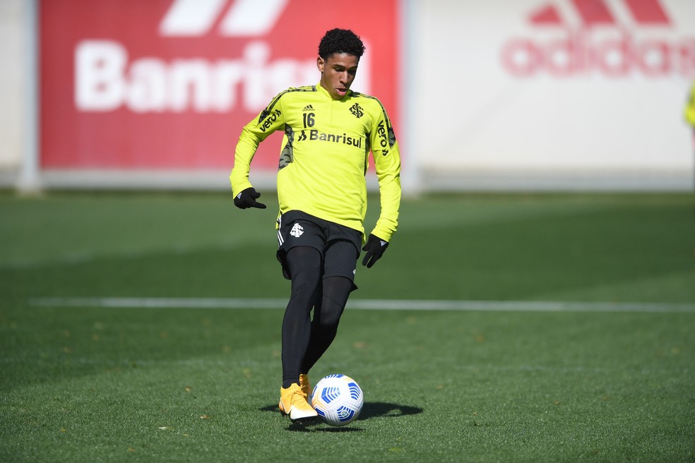 Pai de Paulo Victor conta que torceu por suspensão de Moisés por nova chance ao filho no Inter: "Pedreira, mas jogo bom" Paulo Victor