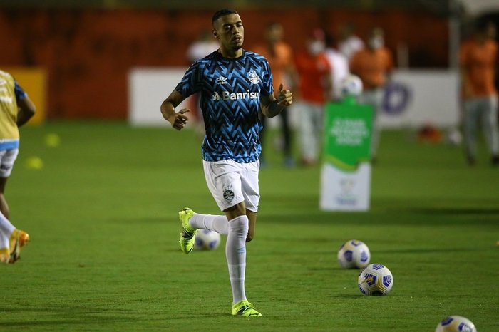 "Amar um clube, fazer de tudo por ele e não ser valorizado, isso cansa", desabafa zagueiro do Grêmio na web Ruan
