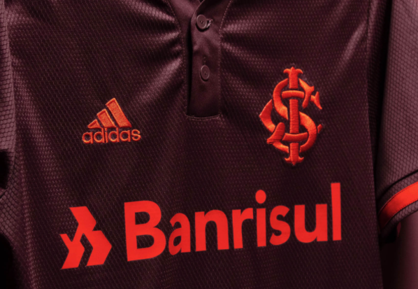 Cor de vinho e sem borda no distintivo: Inter divulga imagens da terceira camisa para a temporada Inter