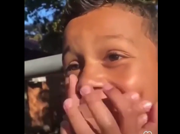 Filho de Edenilson chora de emoção ao receber a notícia da convocação do pai; veja o vídeo Edenilson