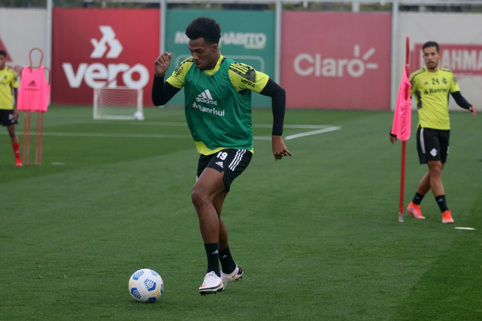 Jovem zagueiro do Inter supera grave lesão, volta a treinar e promete: "Agora nada vai me parar" Roberto