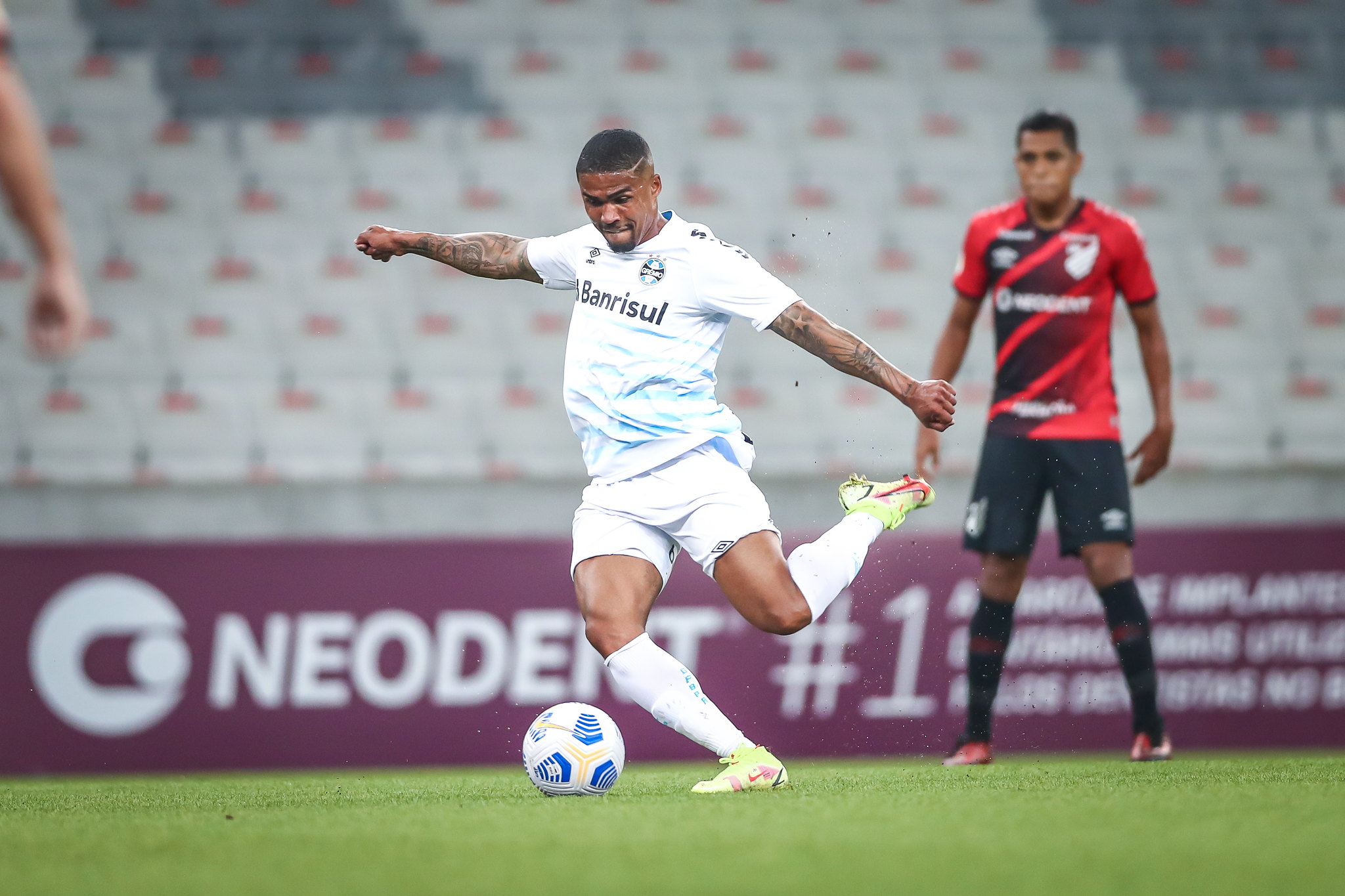 Douglas Costa dá primeira assistência, mas é criticado por comentarista: "Leão na internet, ursinho de pelúcia em campo" Douglas Costa