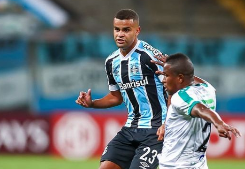 Jogadores do Grêmio saem em silêncio após novo tropeço na Arena; Romildo Bolzan vira alvo da torcida Alisson