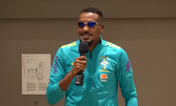 Óculos juliet, corneta de Casemiro e música de Michel Teló: como foi o "batismo" de Edenilson na Seleção Edenilson