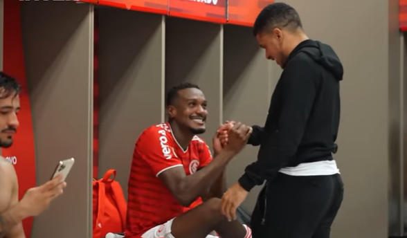 Taison presente, Aguirre "família" e festa para Edenilson: Inter divulga bastidores da vitória contra o Fortaleza Inter