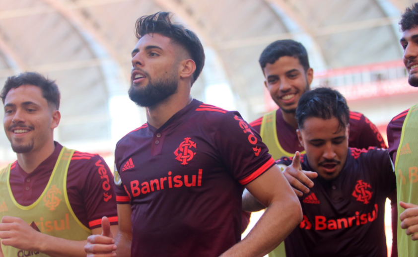 Jogadores do Inter celebram lição de casa, falam sobre o Atlético-MG e elogiam nova camisa: "Família inteira pedindo" Inter