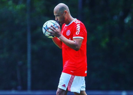 Jorge Wagner "volta" ao Inter com gol, cita momentos marcantes e ganha moral de Tinga: "Há 43 anos sem errar pênalti" Jorge Wagner