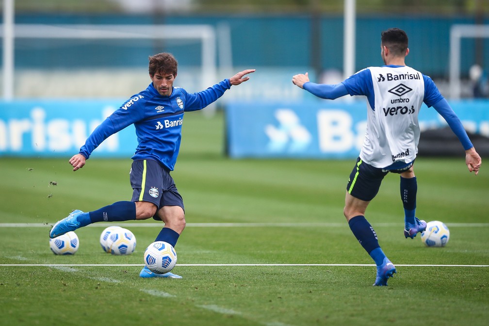 Afirmado como titular, Lucas Silva faz promessa à torcida do Grêmio e divide méritos da boa fase com Felipão Lucas Silva