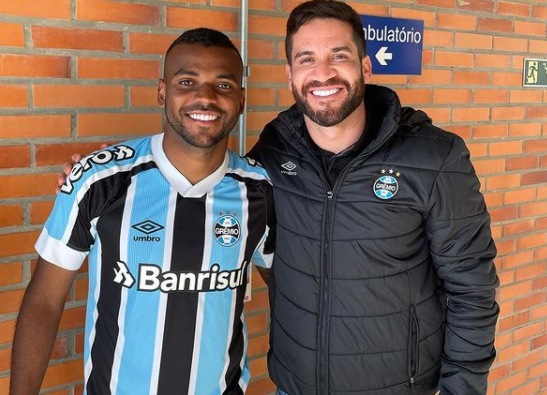 Léo Gomes volta a jogar após dois anos, se emociona e ganha homenagem de dirigente: "Jamais esqueceremos esse dia" Leonardo Gomes