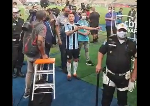 Vídeo mostra Rafinha apontando para a tatuagem da taça da Libertadores aos rubro-negros que o xingavam no Maracanã Rafinha
