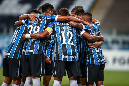 Zagueiro do Grêmio minimiza repercussão da presença de padre no CT: "Fazíamos o mesmo com Renato também" Grêmio