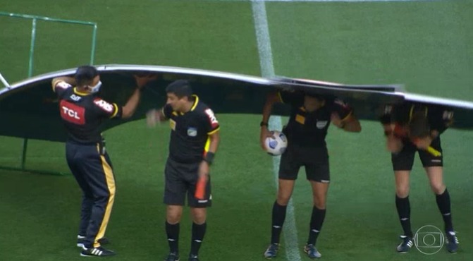 Placa de publicidade do Brasileirão cai na cabeça do árbitro antes do início de Inter x Bahia no Beira-Rio; assista Inter x Bahia