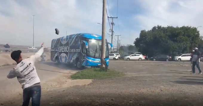 Presente no protesto, torcedor relata como iniciou a confusão no CT do Grêmio; Brigada Militar confirma dois presos Grêmio