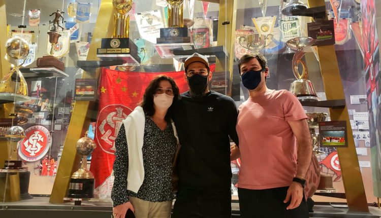 Após ajudar Dunga em doações, Bruno Méndez leva a família para conhecer o Museu do Inter: "Impressionado" Méndez