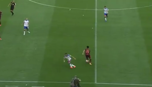 Chute "no ar" de Paulo Victor em vitória do Inter faz Heitor tirar onda e comparar na web: "Beleza, Valdivia" Paulo Victor