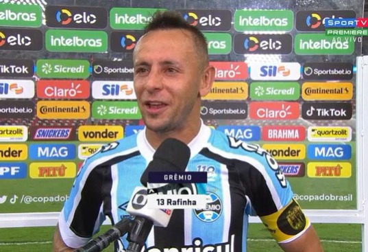 Alvo de xingamentos, Rafinha mostra tatuagem com taça da Libertadores para torcedores do Flamengo: "Quem gosta muito, faz isso" Rafinha