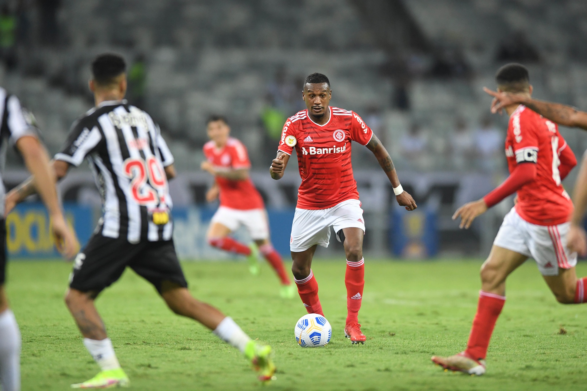 Após desabafo e apoio na web, Taison escreve pedido de desculpas para Edenilson por lance capital no Mineirão Inter