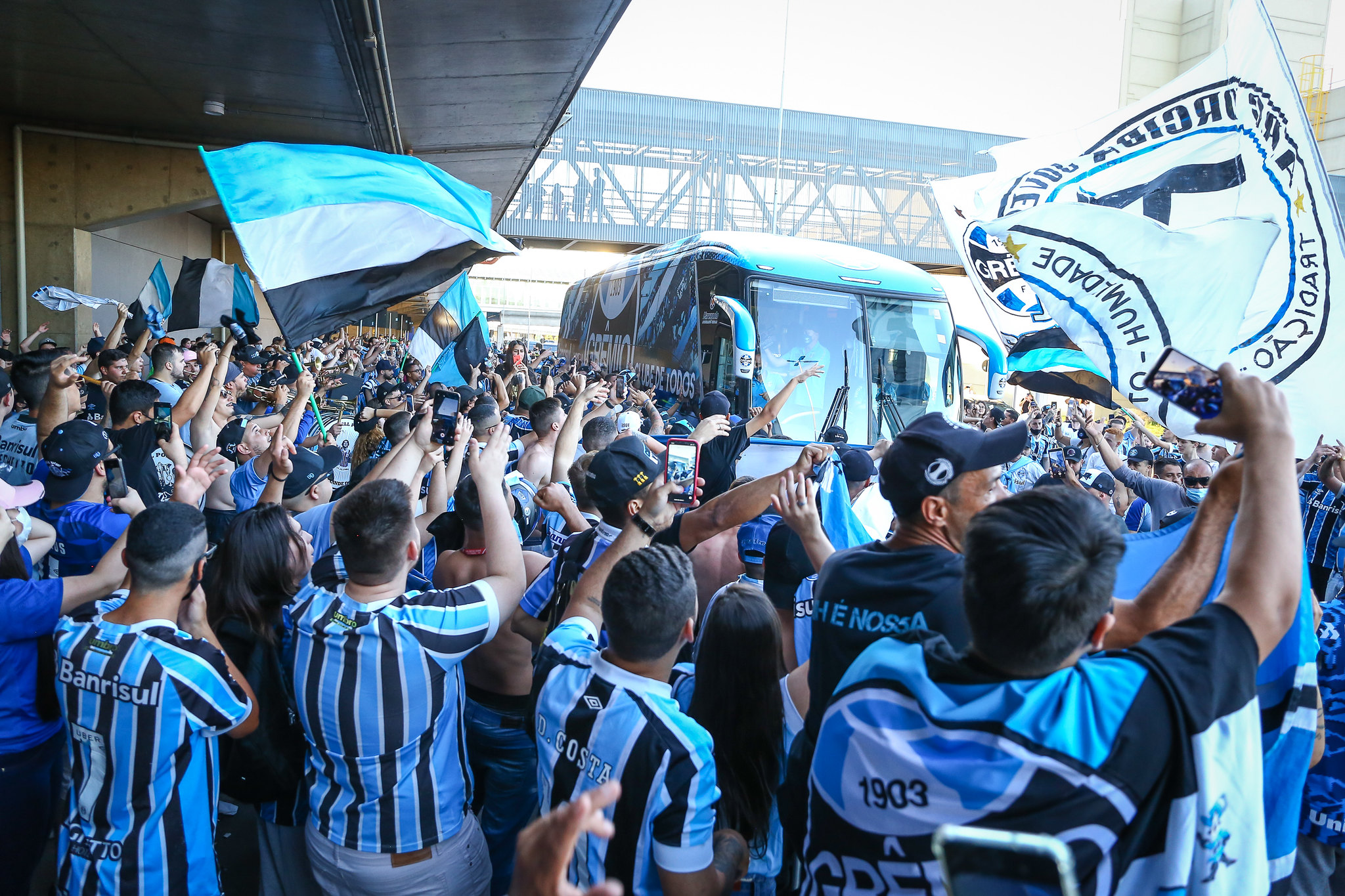 Grêmio celebra apoio antes e depois da viagem e promete levar energia para dentro de campo: "Calor humano fenomenal" Grêmio