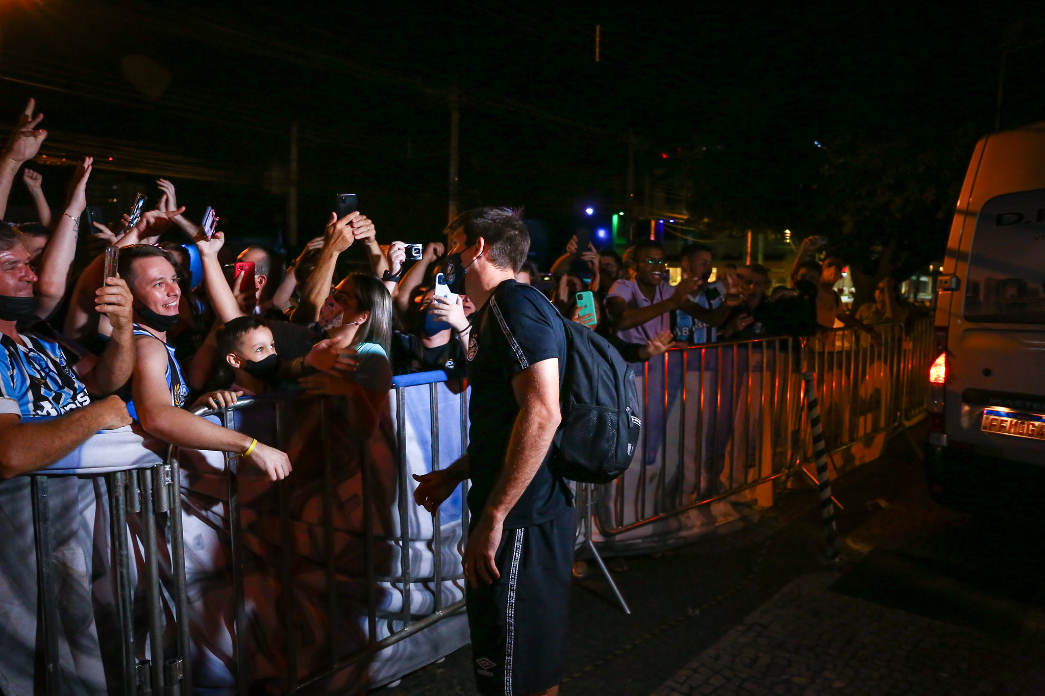 Torcida do Grêmio também marca presença em Goiânia e tem contato com Kannemann e Rafinha no hotel Grêmio