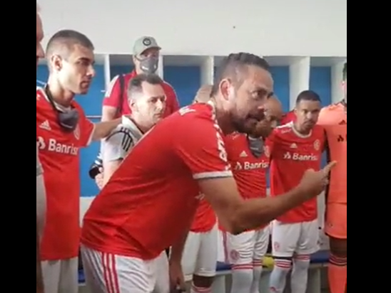 Ediglê revive período como jogador e comanda motivação no vestiário pré-Gre-Nal de veteranos: "Nós temos que dar a vida" Ediglê