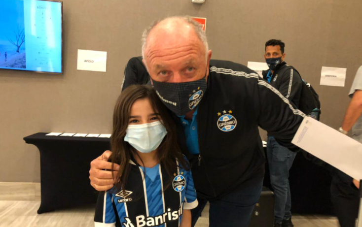 Pequena torcedora gremista encontra elenco, é recepcionada e deixa carta a Felipão: "Confio em você, vamos sair dessa" Felipão