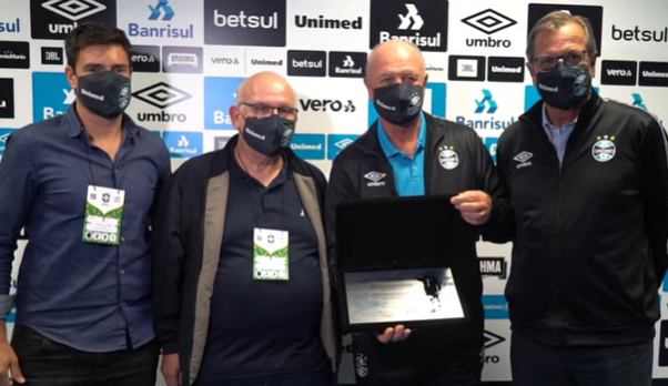 Bolzan comanda homenagem a Felipão após técnico alcançar marca pelo Grêmio: "Registro da nossa história" Felipão
