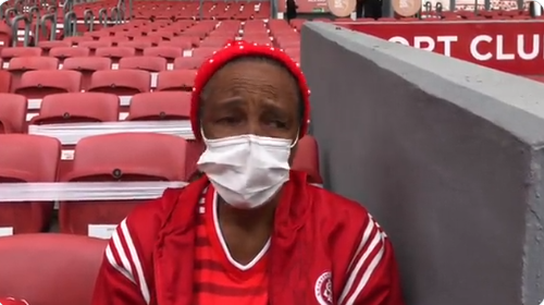 Primeira torcedora a entrar no Beira-Rio lembra Taison e não esconde emoção: "Isso aqui é tudo pra mim" Inter